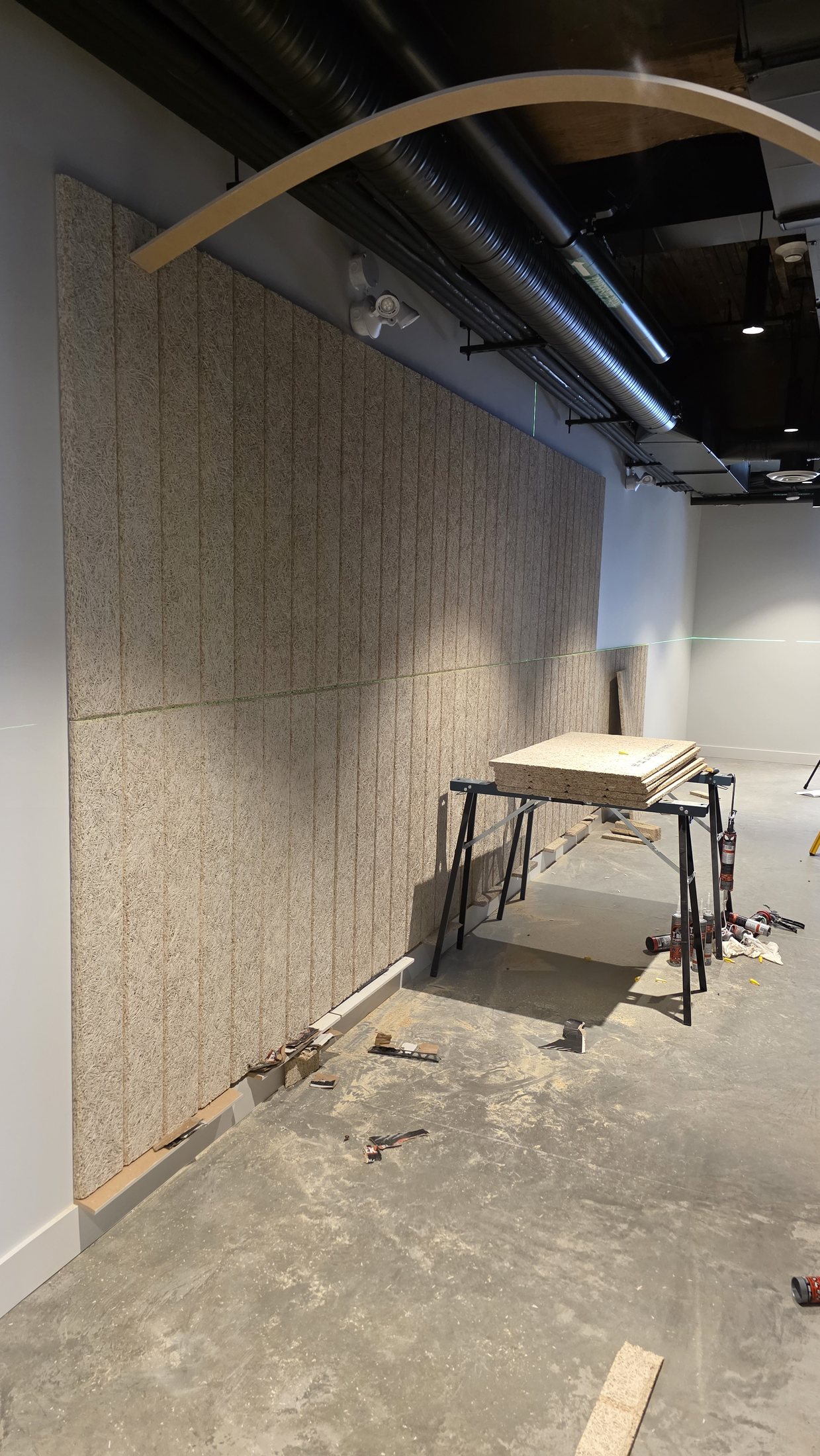 Detail of the acoustic panel joints, vertical layout and perimeter coordination