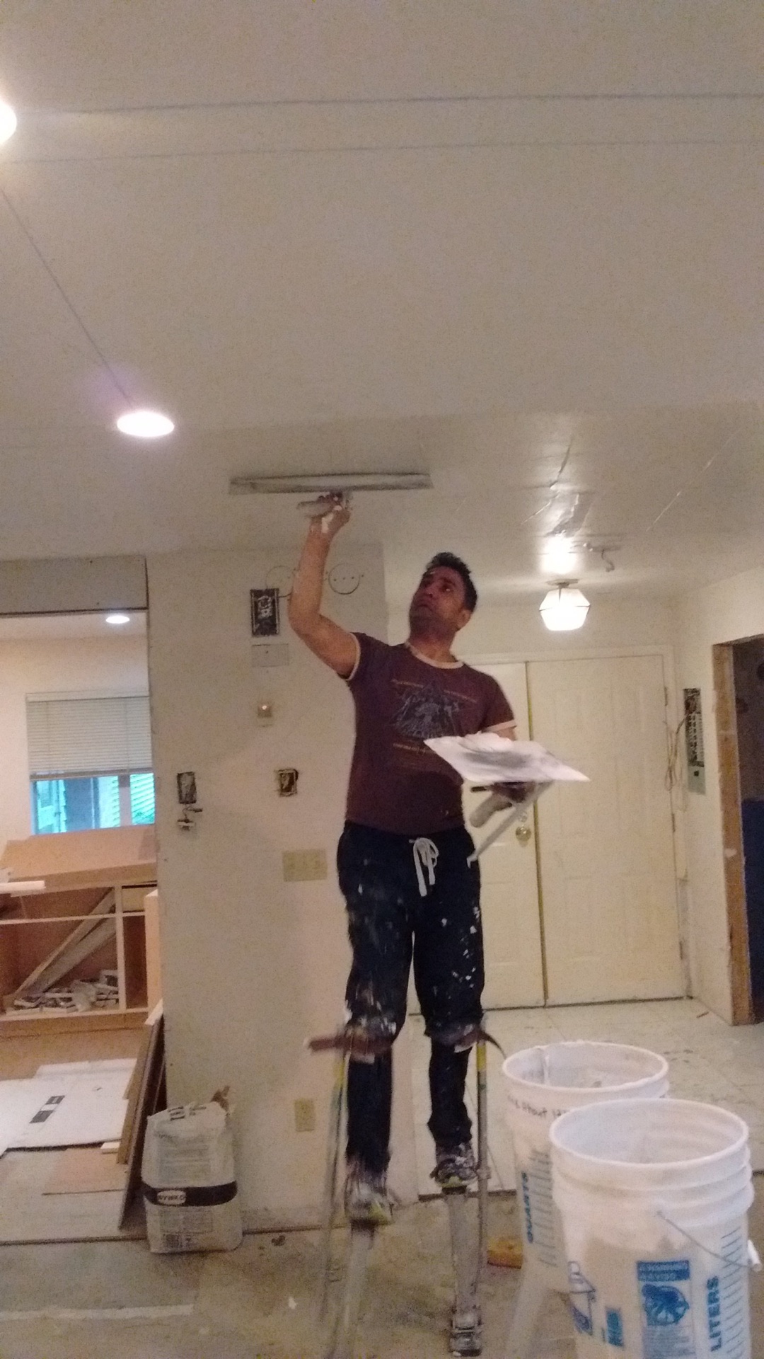 SteelStud.ca worker skim coating a ceiling smooth